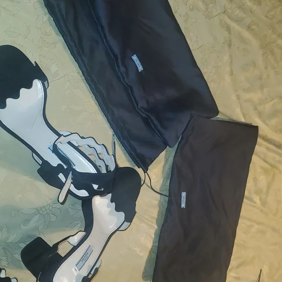 Prada shoes black Prada shoes black heel comes with pra original shoe protector - Picture 12 of 16